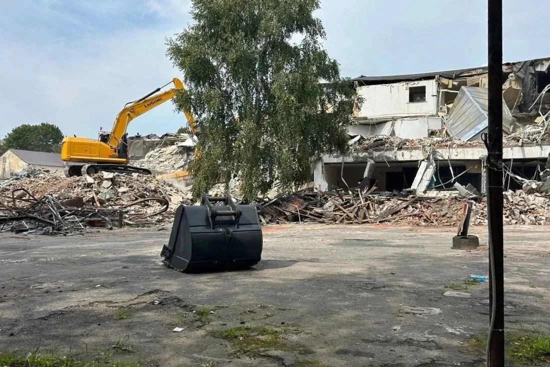 В центре Калининграда начались работы по сносу торгового центра «Барнаульский». На терр...