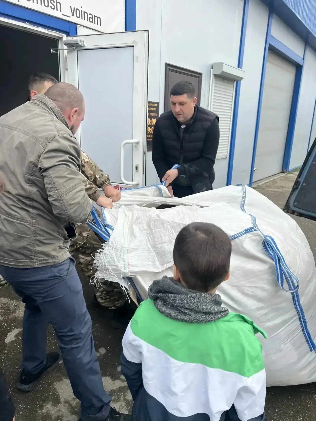 В преддверии Дня Победы ученики 5 «В» класса выступили с инициативой организовать сбор гуманитарной 