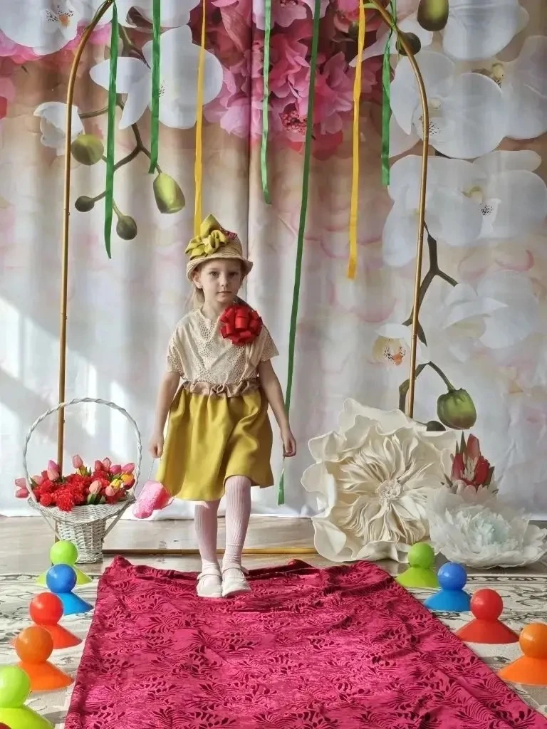 В МОУ «СОШ имени А.П. Чехова» корпус 3-10 прошел яркий и необычный праздник — показ моды на тему: «В