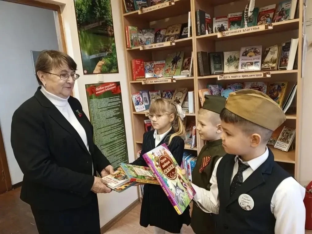 📚 День книгодарения  в нашей школьной библиотеке прошёл великолепно!  🥳 Сегодня мы праздновали День 