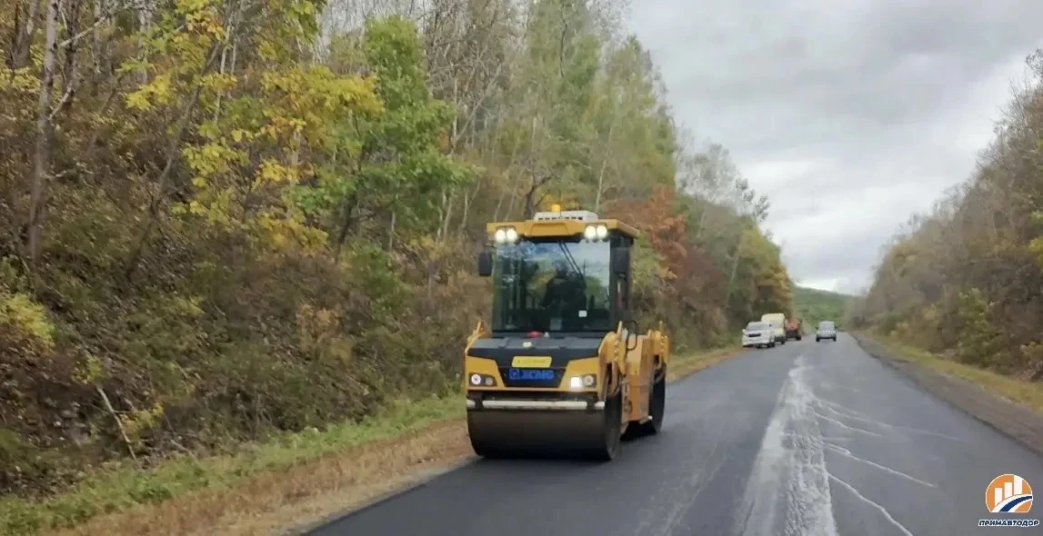 👷🏻‍♂️ Дорожники Примавтодора обновили километр асфальтобетонного покрытия рядом с хут...