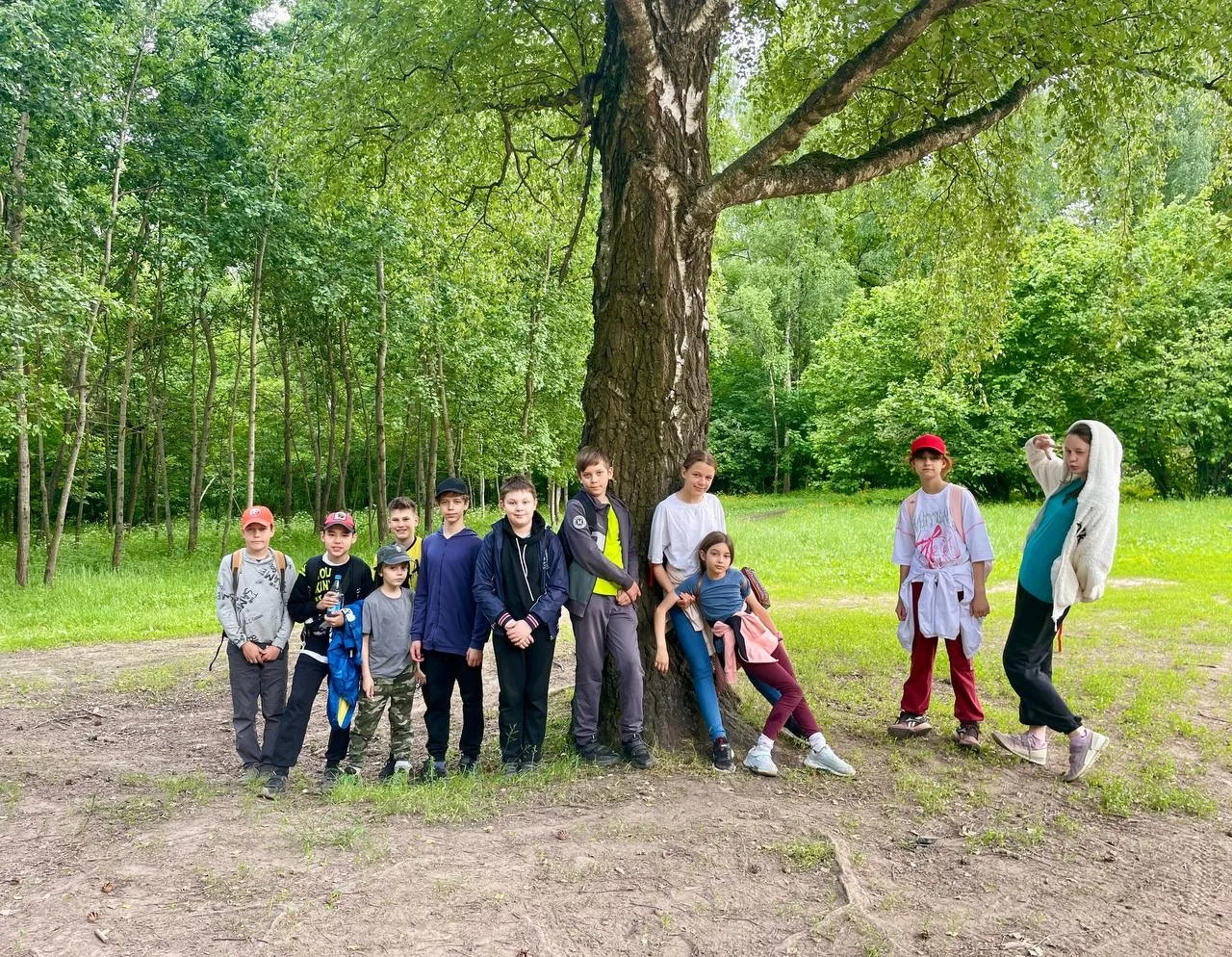 Юные туристы в деле! 

🏕️ Младшая группа турклуба «654-я параллель» завершила учебный год увлекател