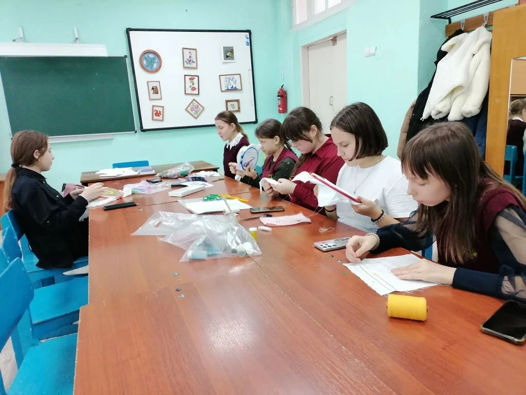 По программе "Дизайн и мода" педагог Извекова Любовь Ивановна прошло занятие на тему: Г...