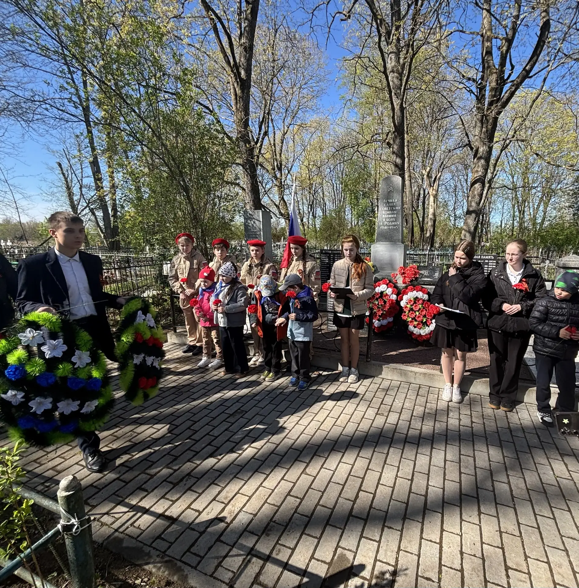 Сегодня наши воспитанники Орлята Дошколята участвовали в митинге, посвященный дню Побед...
