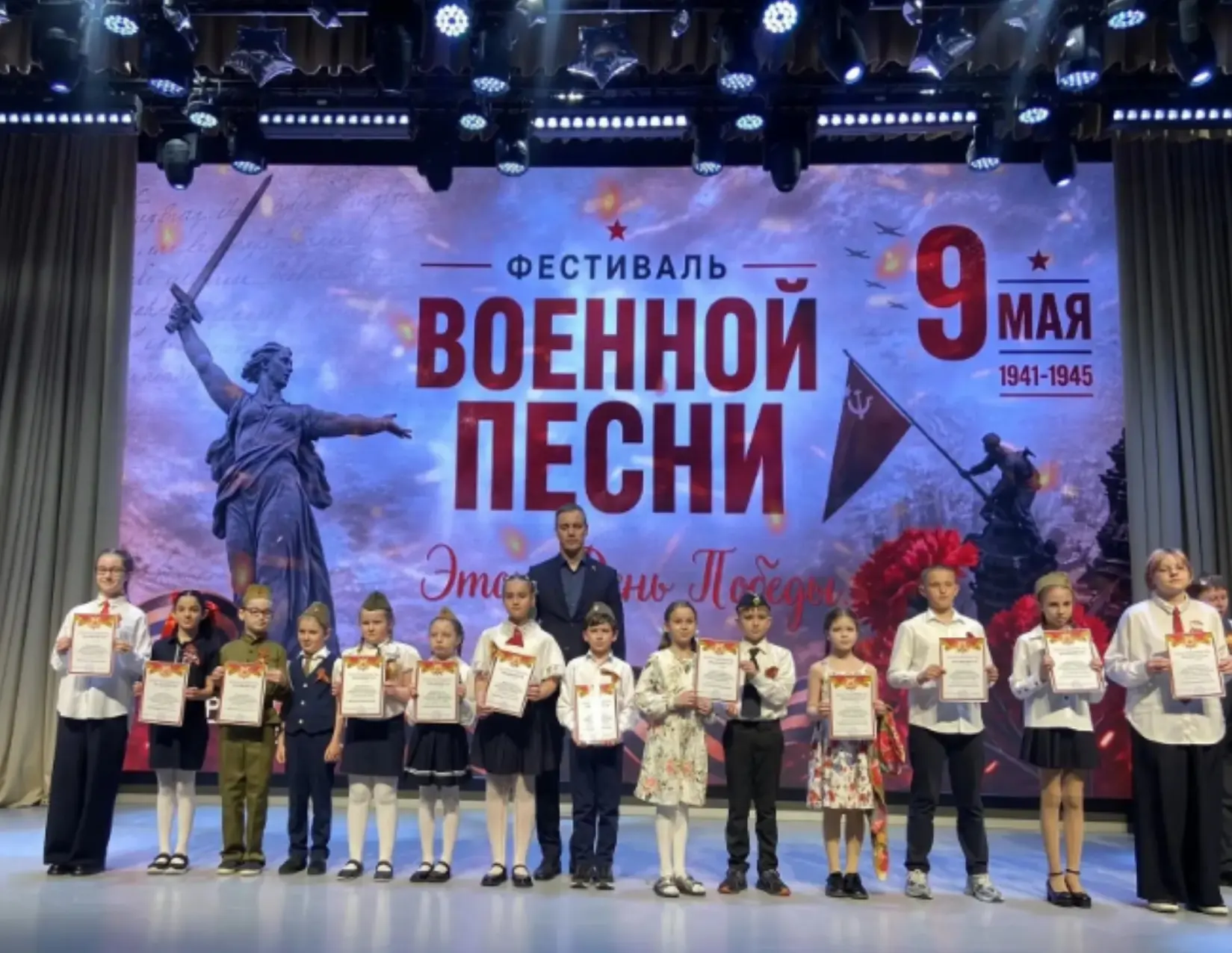 Прошла вторая волна Фестиваля военной песни и порадовала нас новыми выступлениями!  На этот раз свои