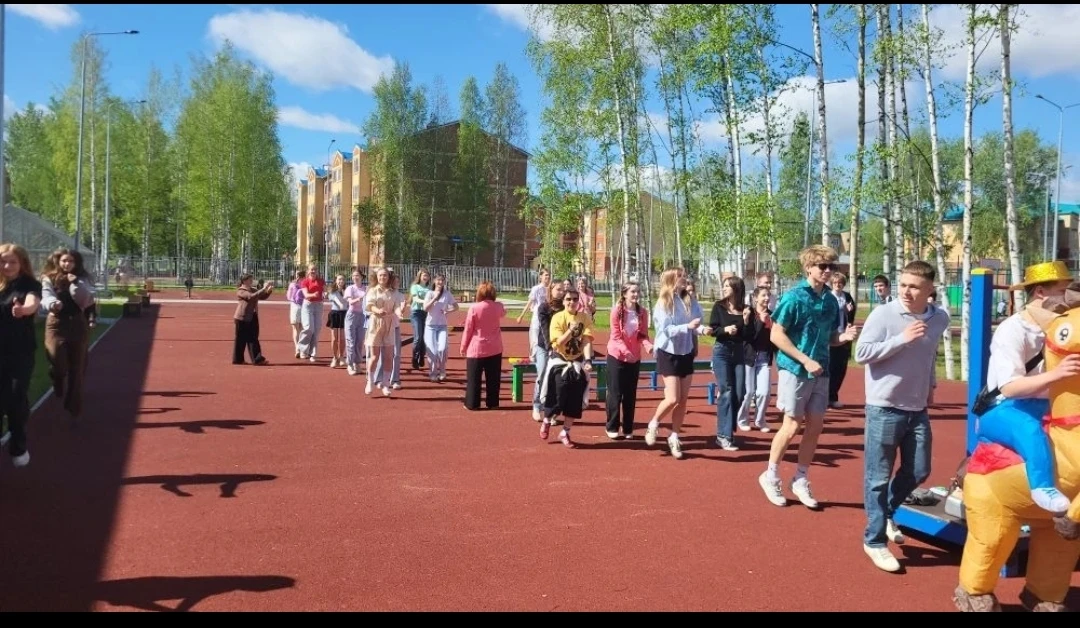 Назад в детство🧸    👫В нашей школе прошёл особенный и трогательный день — День детства среди выпускн