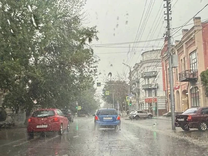 В Саратове и Энгельсе прошел сильный дождь 🌧️ 

Утром в воскресенье, 21 июня, жители Саратова и Энг