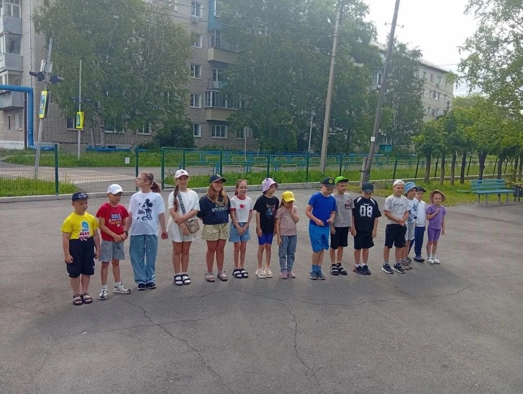 В пришкольном лагере день начался особенно торжественно — с исполнения Гимна Российской Федерации и 