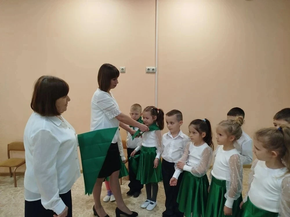 Посвящение в Эколята: Торжество Юных Защитников Природы

12 мая, стены нашего учреждения наполнились