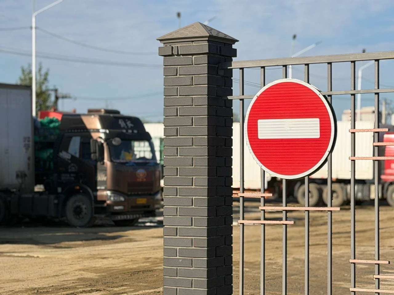 На Новотроицком шоссе в Благовещенске усилят контроль за парковкой фур и благоустройством