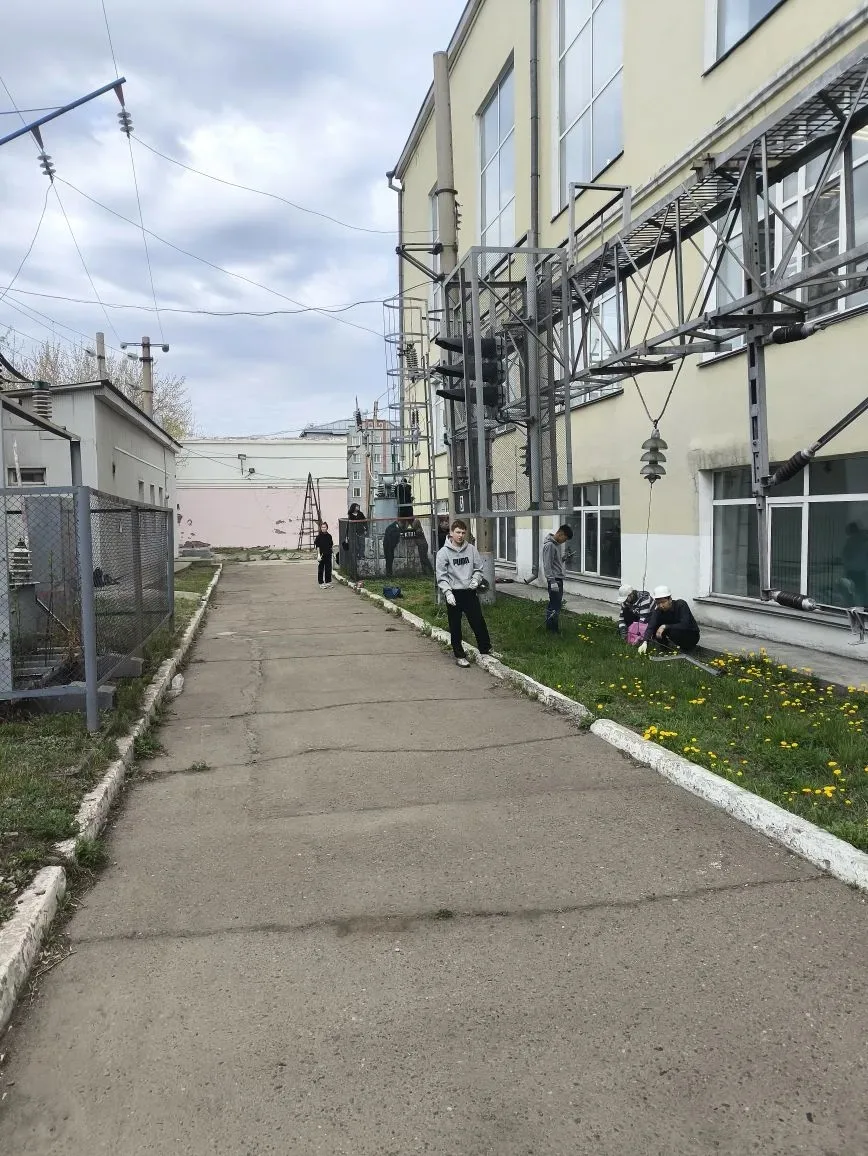 ⚡ Практика в действии: будущие электромонтеры в работе! 🔧  Под руководством преподавателя Уразаева Р