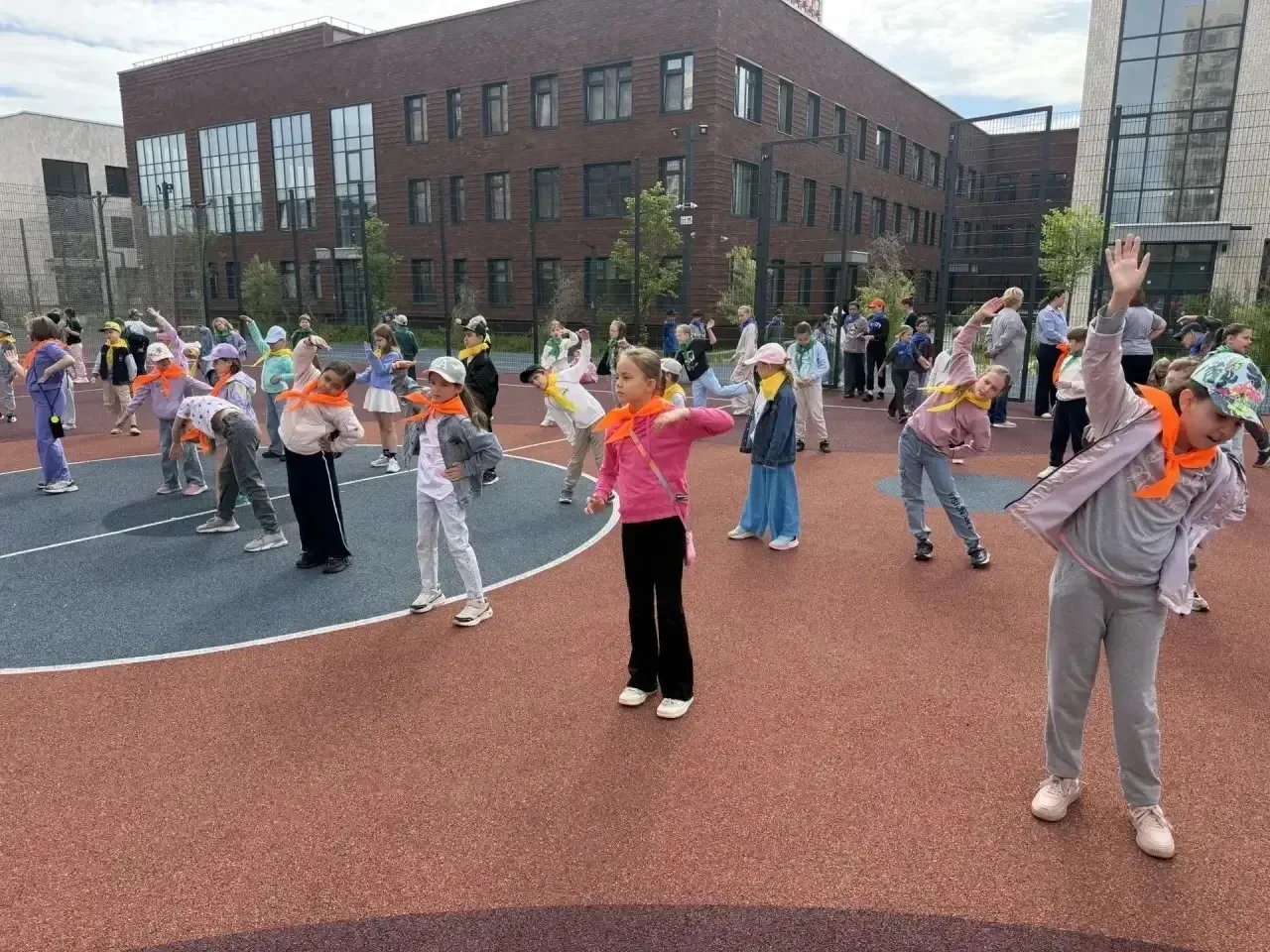 ☀️ Яркий день в лагере МБОУ ОЦ «ЛОГОС»: спорт, мультики и творчество! ☀️
Сегодня в нашем лагере прош