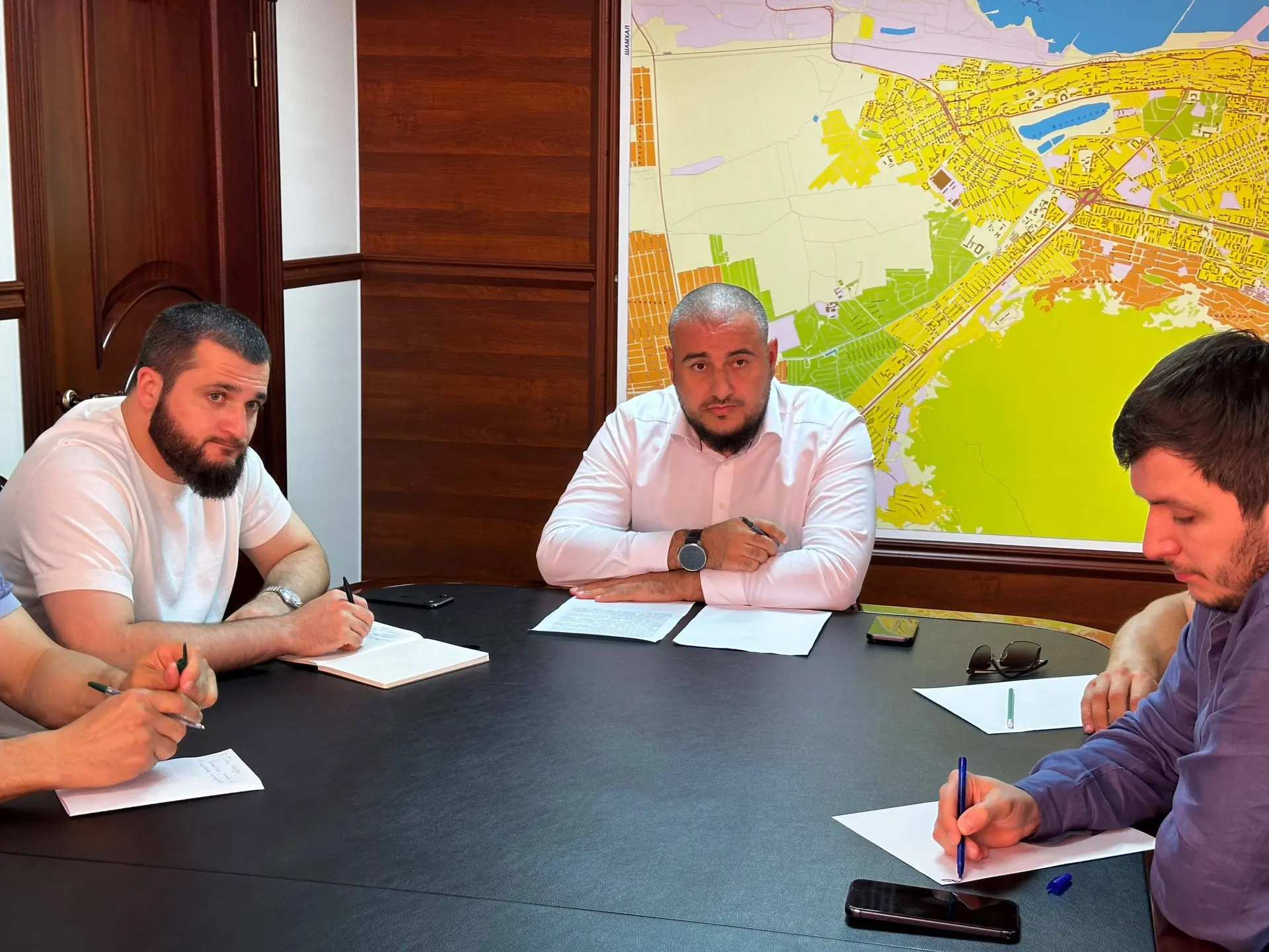 🤩 В УЖКХ Махачкалы провели рабочее совещание с подведомственными учреждениями