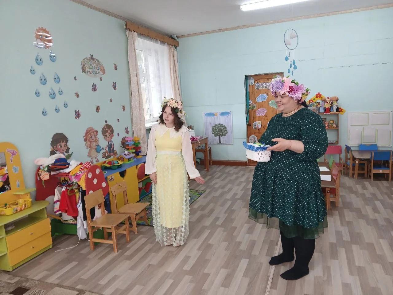 "Встреча Весны и Лета"

К ребятам первой младшей группы заглянули гости — Весна и Лето. Два времени 