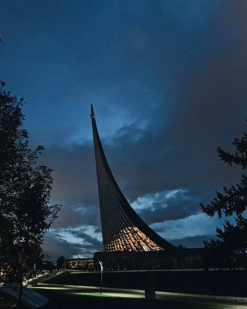 4 октября 1964 года — в Москве открыли монумент «Покорителям космоса» 🚀