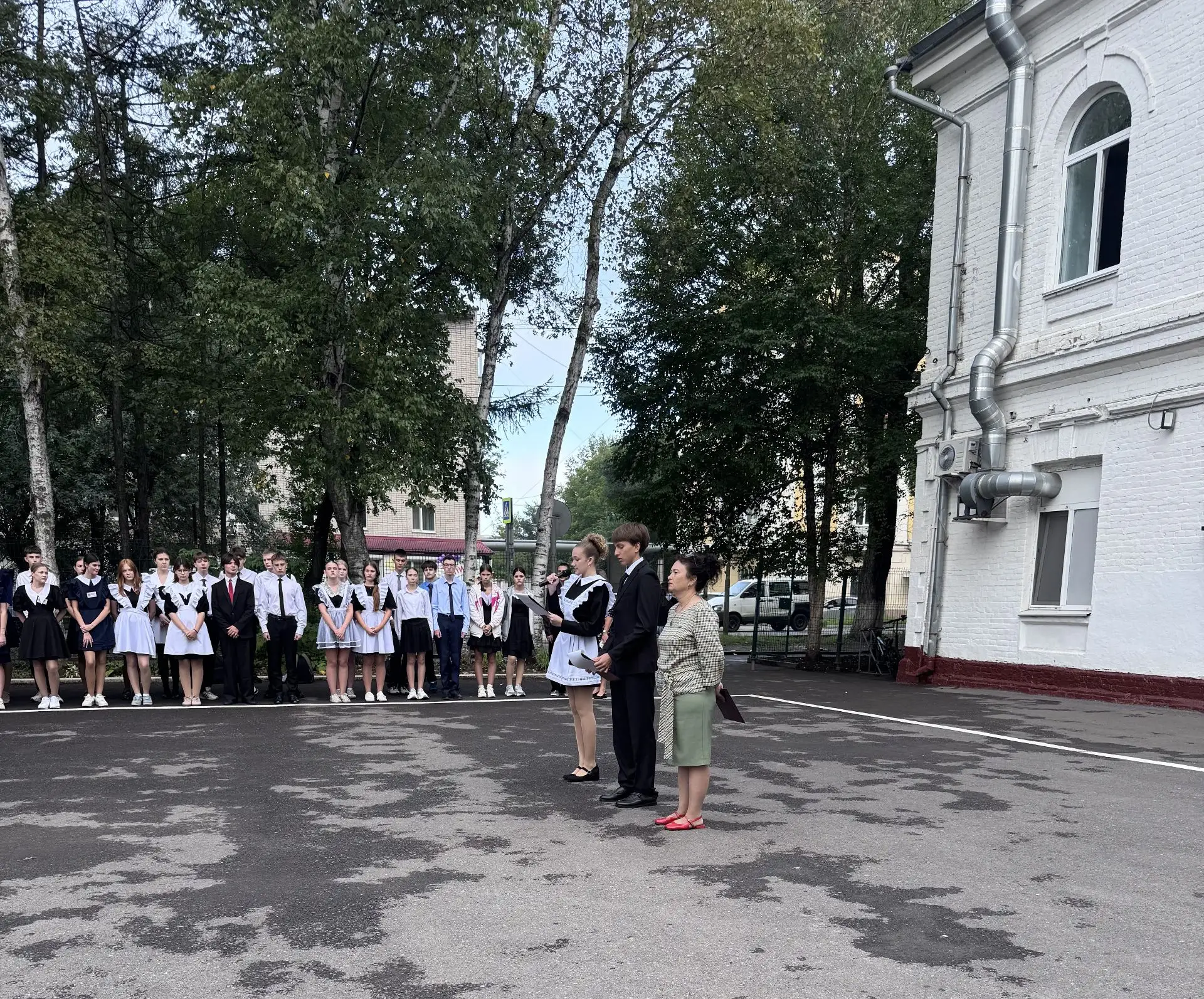 🕊️ Минута молчания и преклоненные береты: в нашей школе прошли торжественные линейки п...