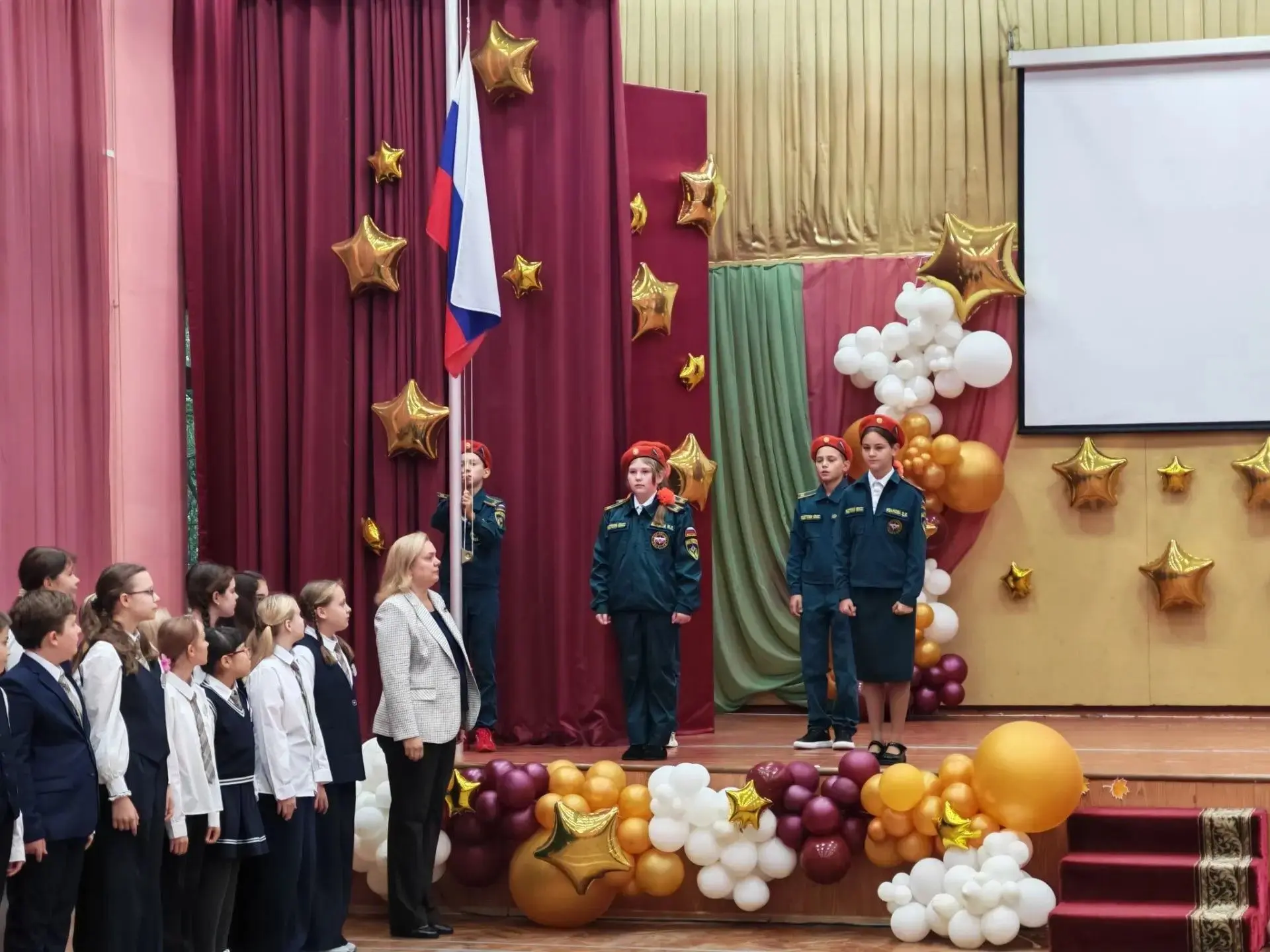 Новая учебная неделя в школе началась с главных символов страны!    🇷🇺