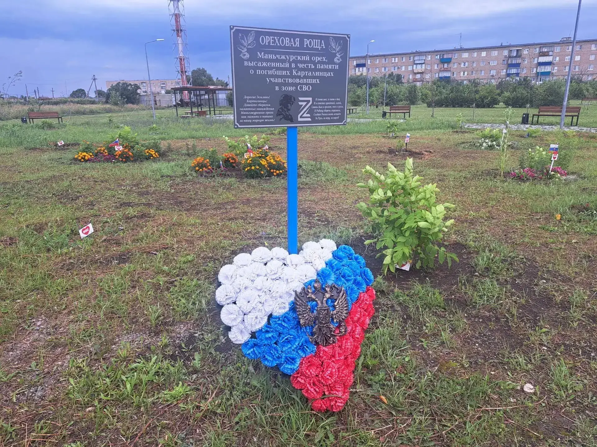 Венки поникли под дождем и солнцем