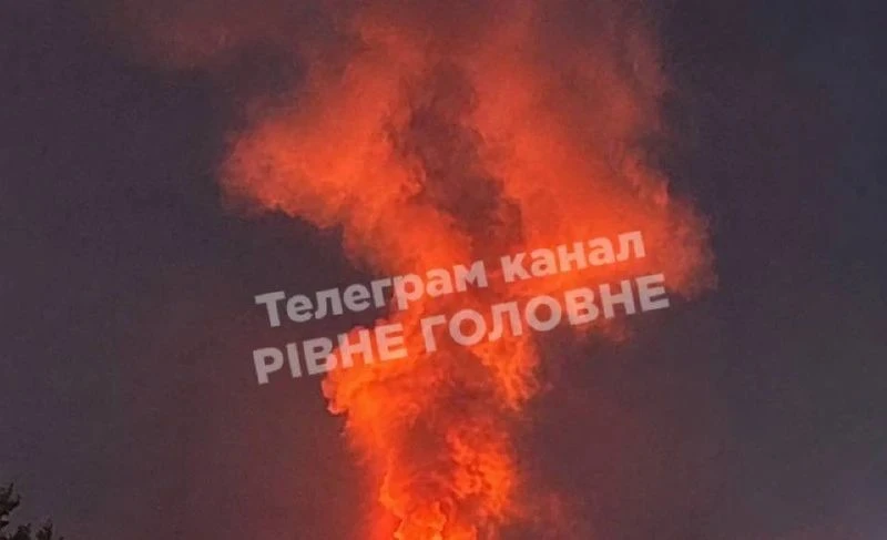 🇷🇺🇺🇦 Атакован и пылает объект врага на западной украине