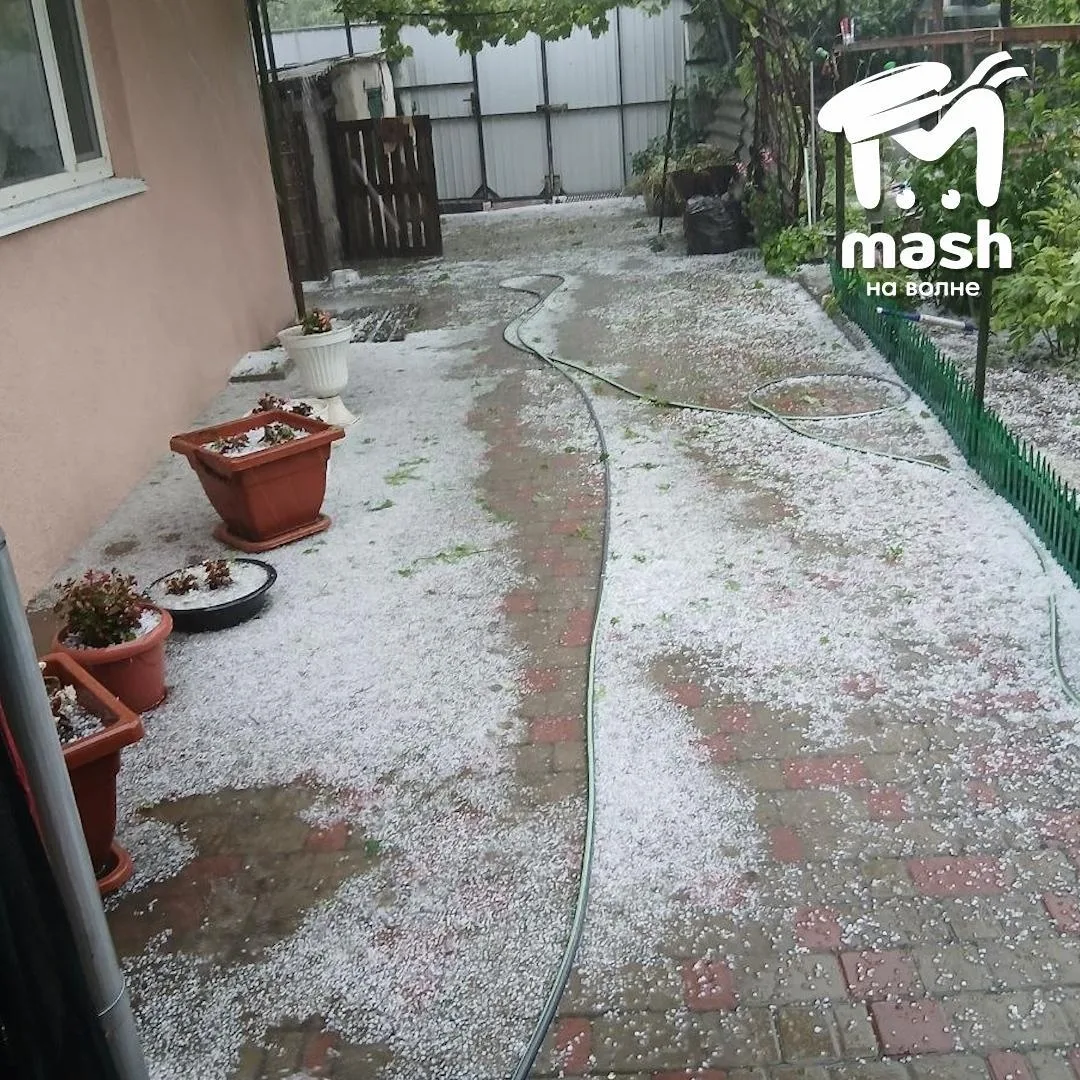 В Симферополе после ливня по району ударил град 🌨