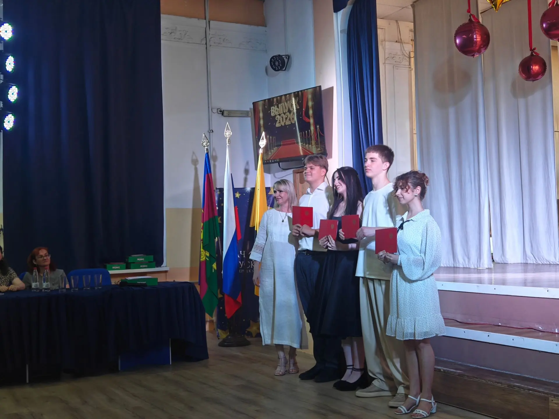 🌈 Волшебство, которое длилось целый день!

30 июня наши девятиклассники (целых 4 класса!) получили 