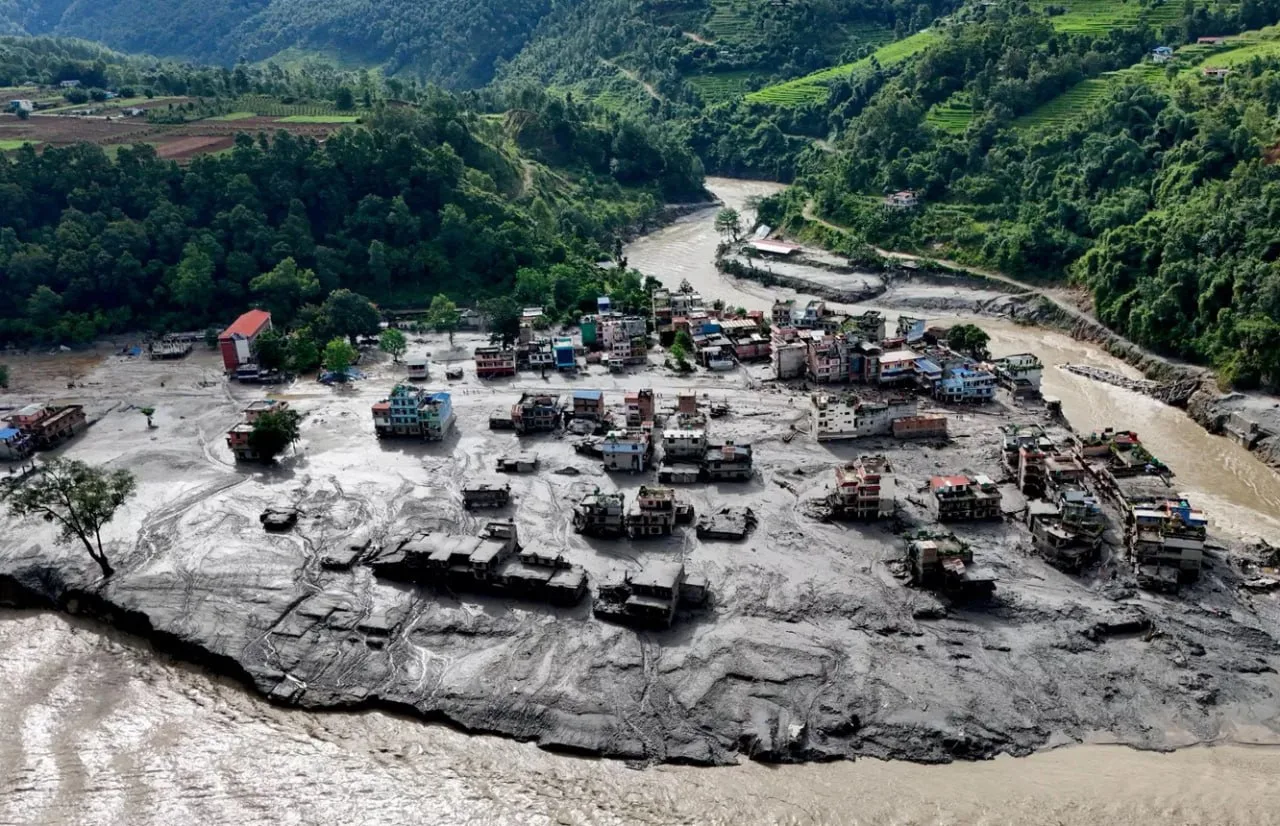До 675 выросло число погибших в результате наводнения в Непале, передает Франс Пресс.