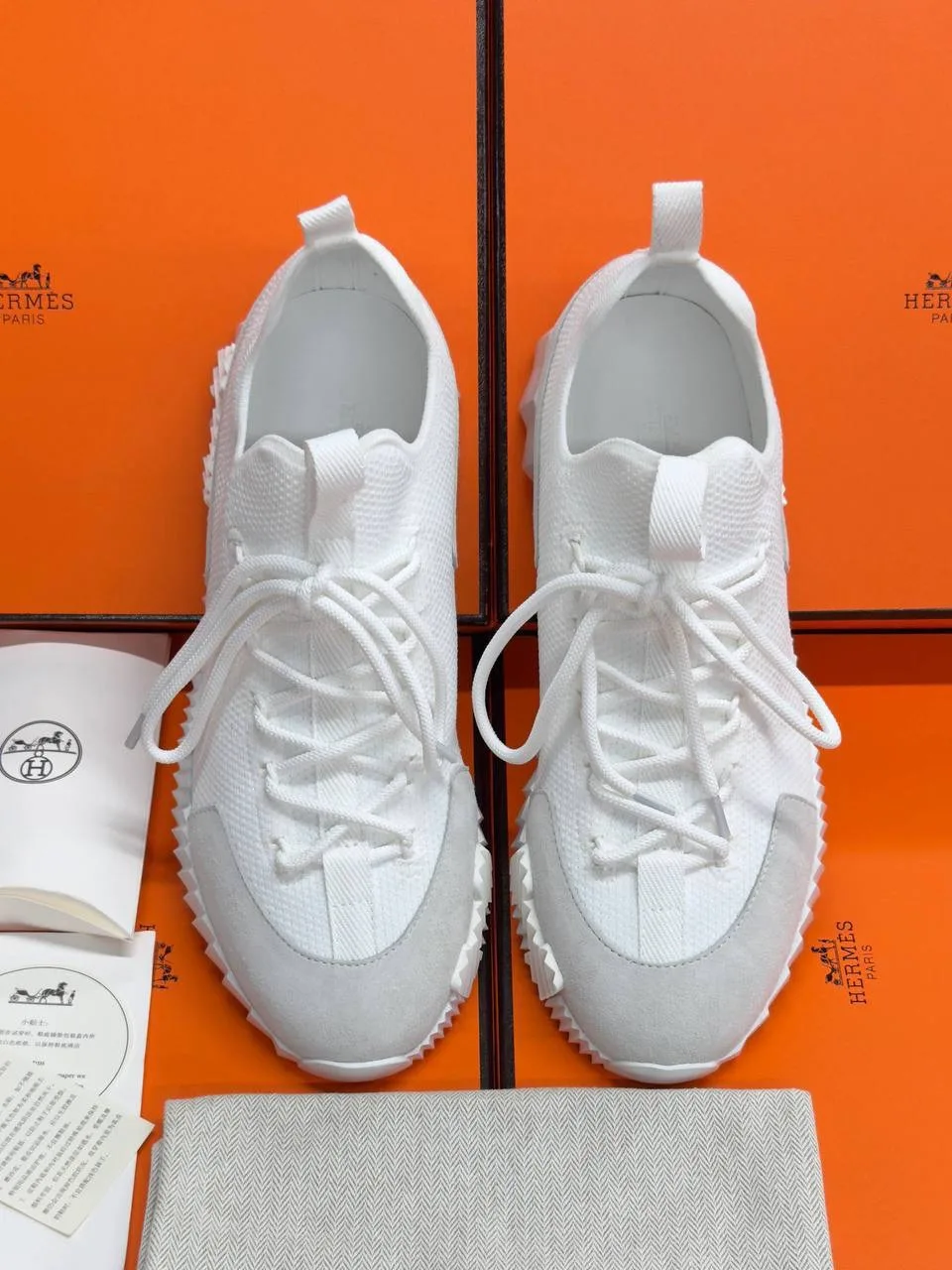 ✨ Кроссовки Hermes

➡️ Их можно носить с джинсами, спортивными костюмами или лёгкими платьями, созда
