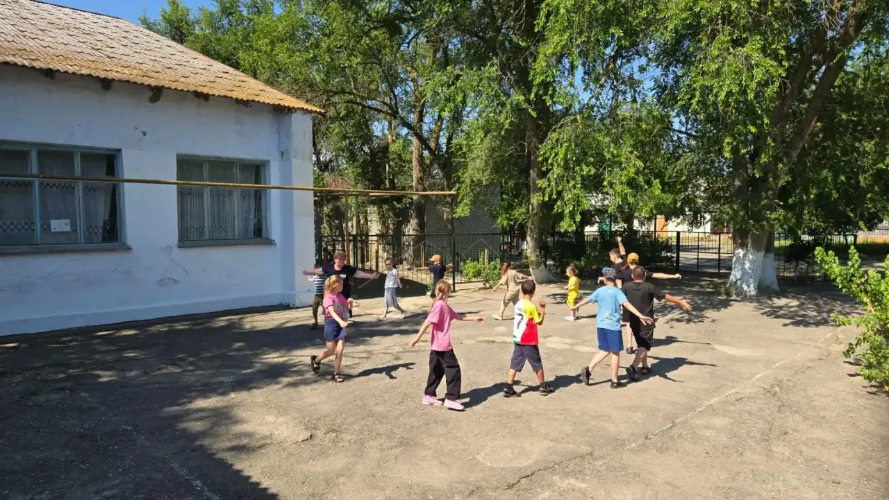 Прошел шестнадцатый день в пришкольном лагере,посвящённый беседе на экологическую тему "Земля-наш до