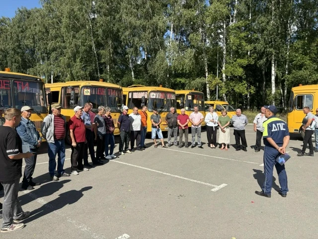СОТРУДНИКИ ГОСАВТОИНСПЕКЦИИ КАМЕНСКОГО РАЙОНА ПРОВЕРИЛИ ШКОЛЬНЫЕ АВТОБУСЫ ПЕРЕД НАЧАЛОМ...