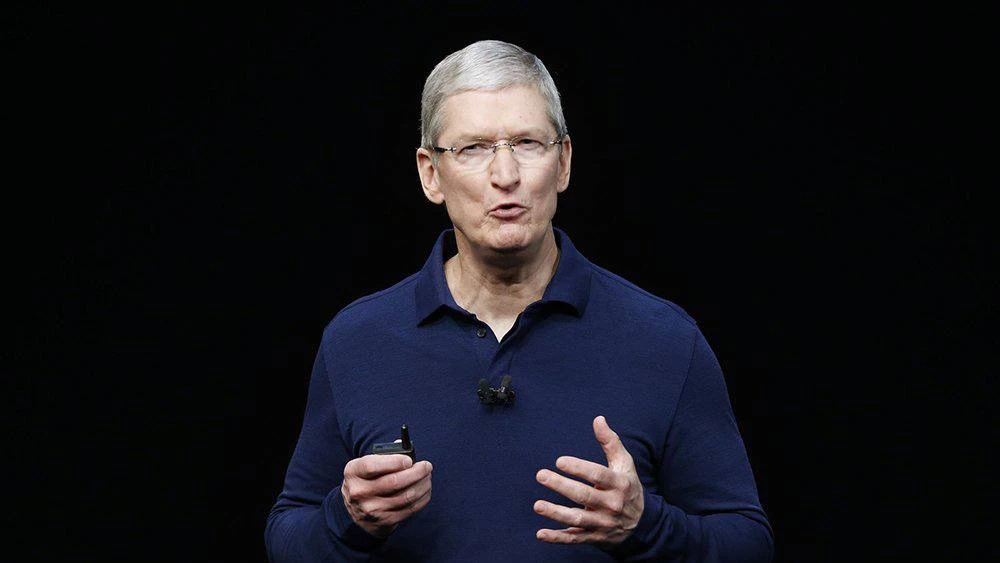 Тим Кук покидает пост гендиректора Apple, пишут СМИ.