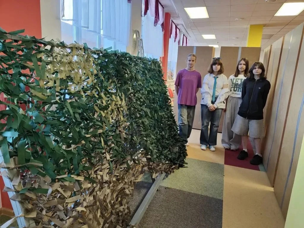 📌Наши школьники помогают плести маскировочные сети для участников СВО.