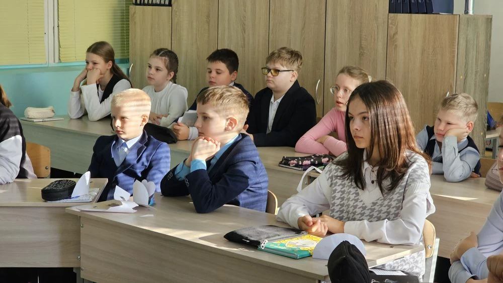 На этой неделе мы отправились в  путешествие в мир промышленности России. 🚀 Тема занятия разговоров 