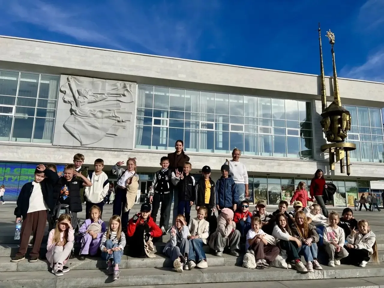 🎭✨ Театральное путешествие 2Ж и 3Ж!