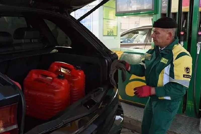«Татнефть» ограничила продажу бензина до 30 литров и оплату только наличными

Сеть АЗС «Татнефть» вв