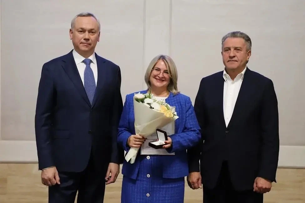 🏅 Директору и учителю начальных классов Коченевской школы №1 Светлане Ланг присвоено з...