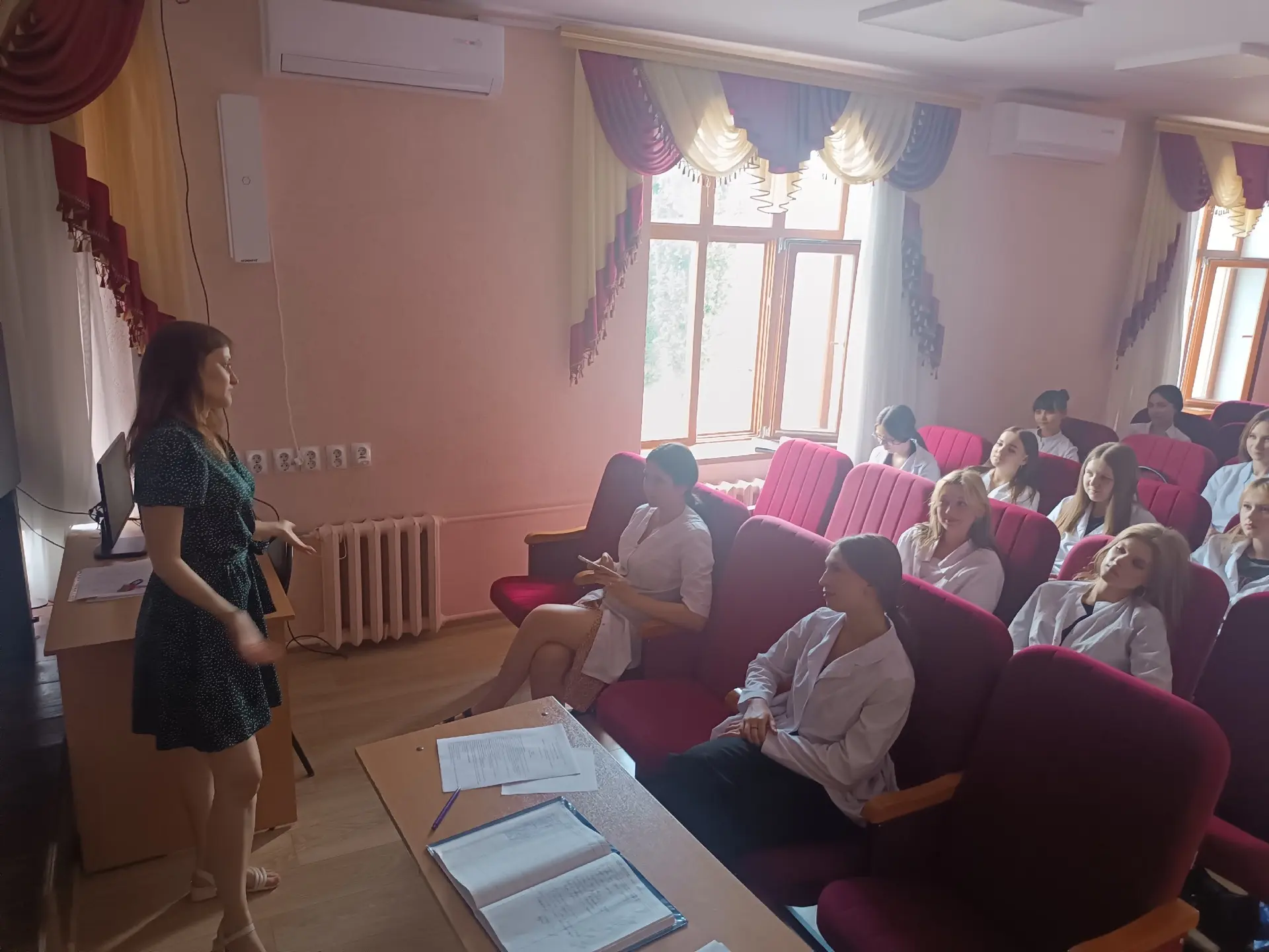 В преддверии Дня России 10.06.2026 г. Мищенко А. Б. провела классный час на тему «День России». Студ