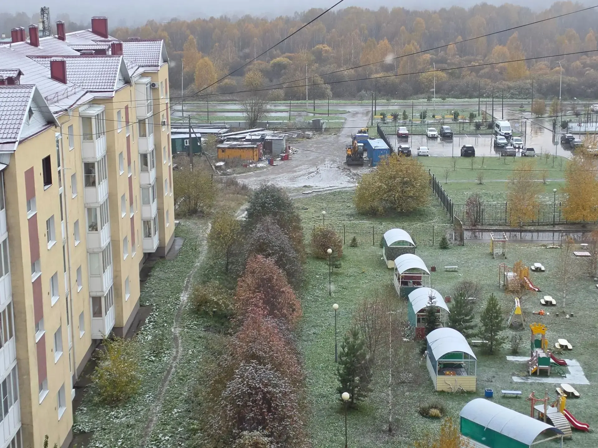 А зимой в нашем городе столько спортивных развлечений: ватрушки (чтобы с горки с ветерк...