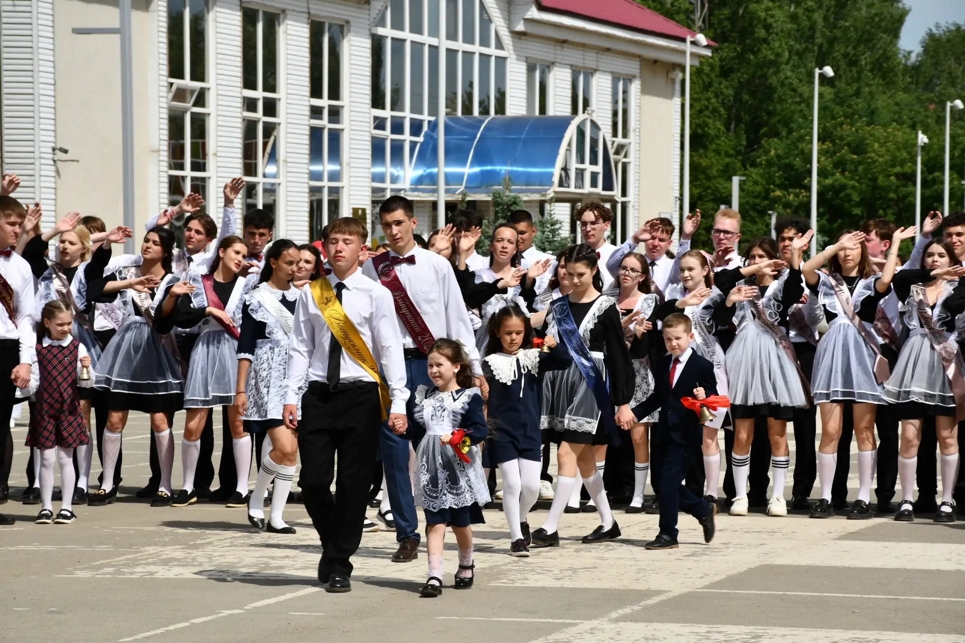 В добрый путь, выпускники!  Белые рубашки, нарядные платья, красные ленты, банты и шарики… Сегодня т