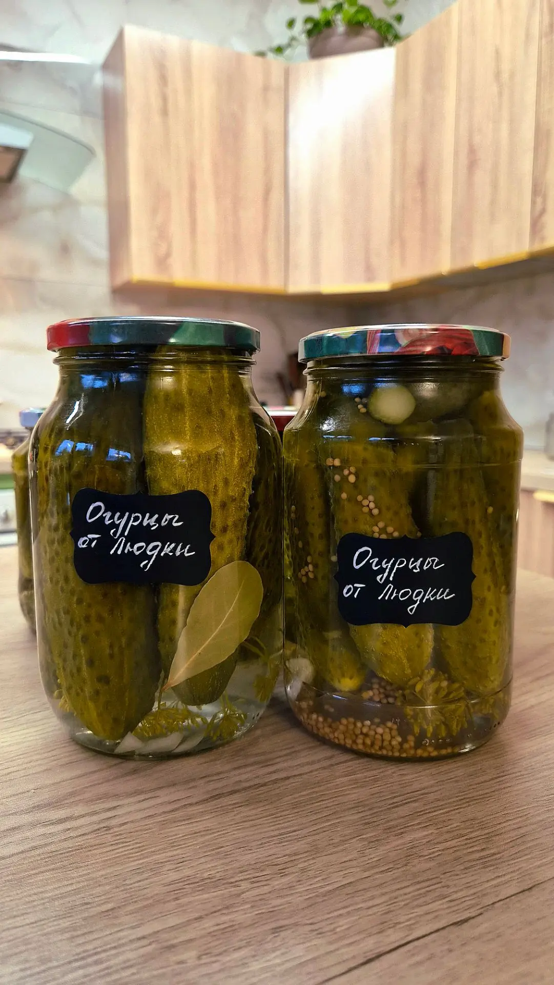 Огурцы 🥒 "от Людки" 

На 1 л банку :
Зонтик укропа-1 шт
Лавровый лист-1 шт
Чеснок-1 зубчик
Горчица 