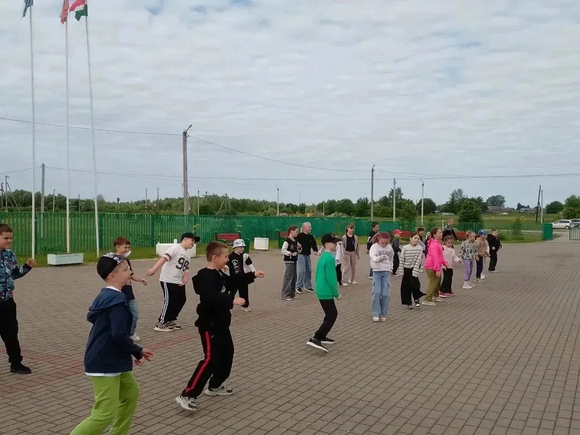 🇷🇺Второй день в лагере начался с танцевального флешмоба.🕺🕺
 👫Разделившись на два отряда, ребята