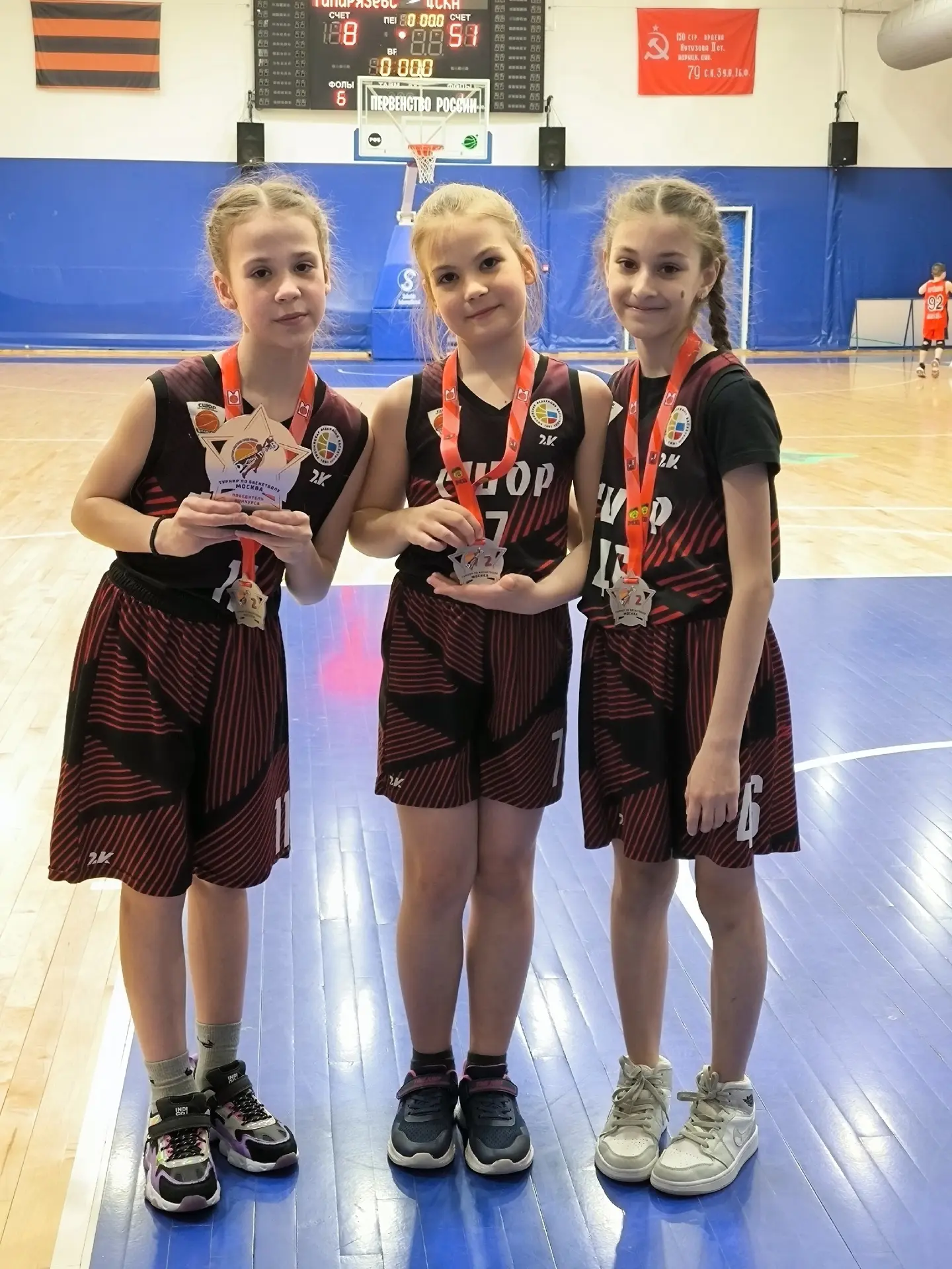 Серебро в серьёзном турнире  — это успех! ✨  🏀 Наши юные звёздочки — девочки из 2 «А» класса — взяли