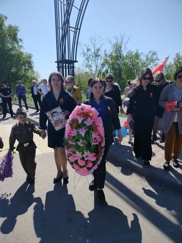 Коллектив детского сада со своими детьми приняли участие в Параде Победы. Мы должны пер...