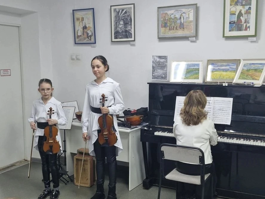 ➡ ДЕЯТЕЛЬНОСТЬ МУЗЫКАЛЬНОГО КЛАССА   🎻 6 апреля в библиотеке «Очаг» прошёл особенный концерт в рамка