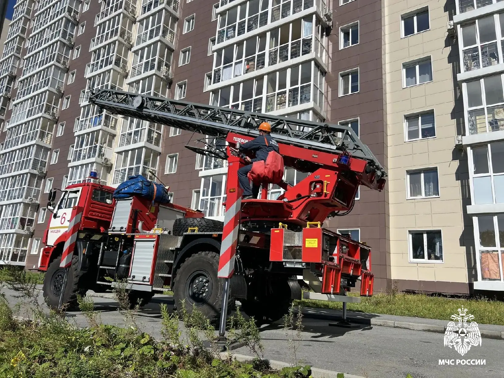 Огнеборцы МЧС России спасли людей с 12-го этажа: учение в Находке