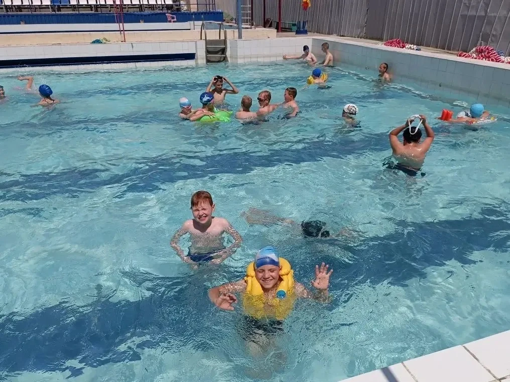 Жаркая ☀ погода очень располагает к водным процедурам🌊 У наших ребят есть такая возможность. Вот уж
