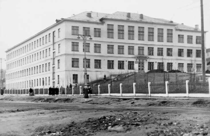 Шестидесятые годы. Учебное заведение под номером три. Фотография из собрания документов...