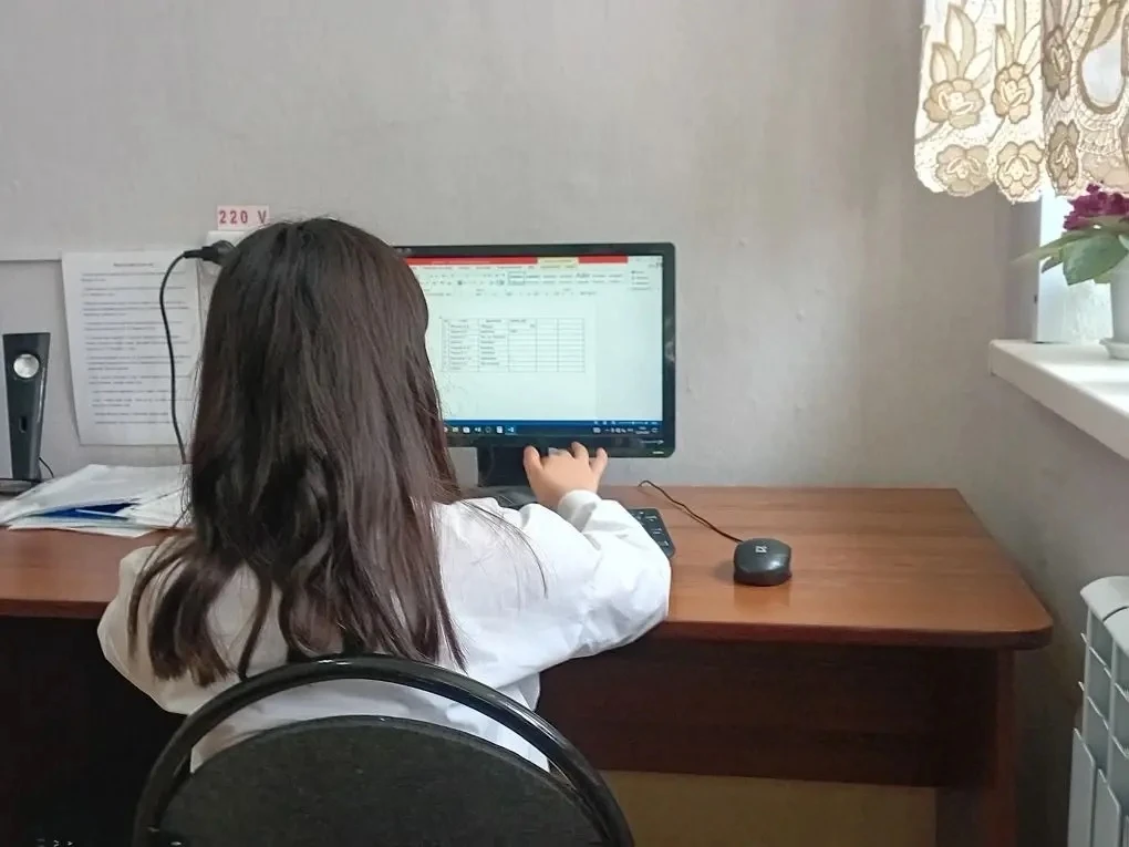 Обучающихся объединения "Компьютерный" изучают программу Microsoft Word, которая учит с...