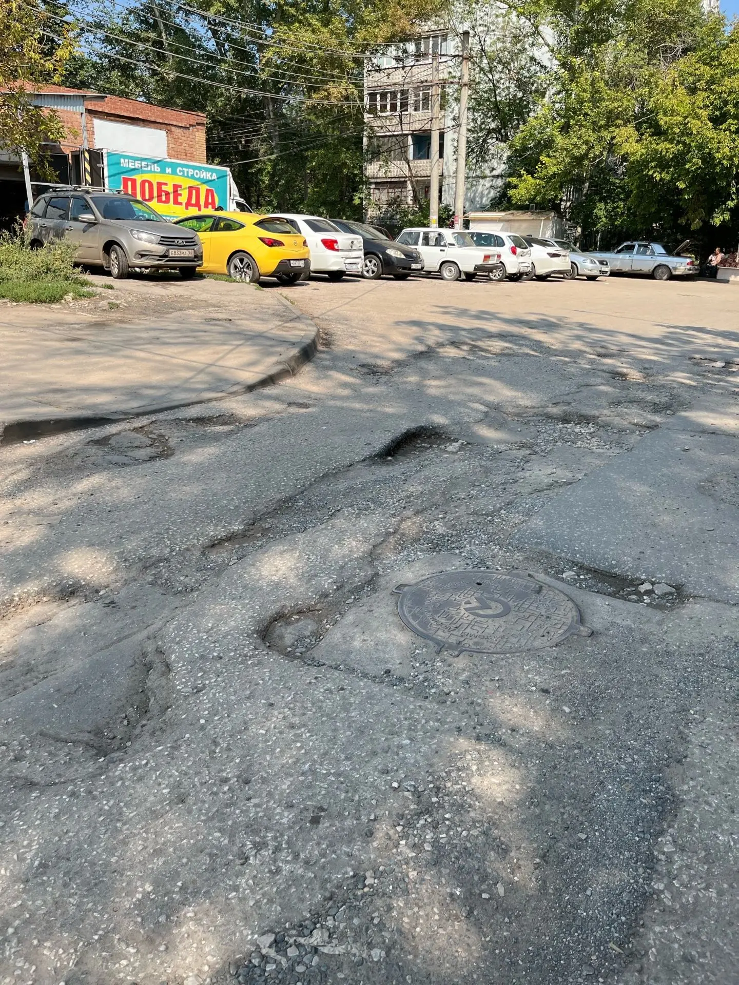 «Въезда в 7-й микрорайон со стороны Ново-Вокзальной / Фадеева практически нет. Яма на я...