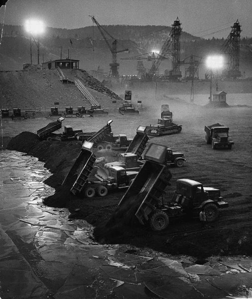 Перекрытие Енисея на строительстве Красноярской ГЭС, 1964 год.

Прекрасное далёко