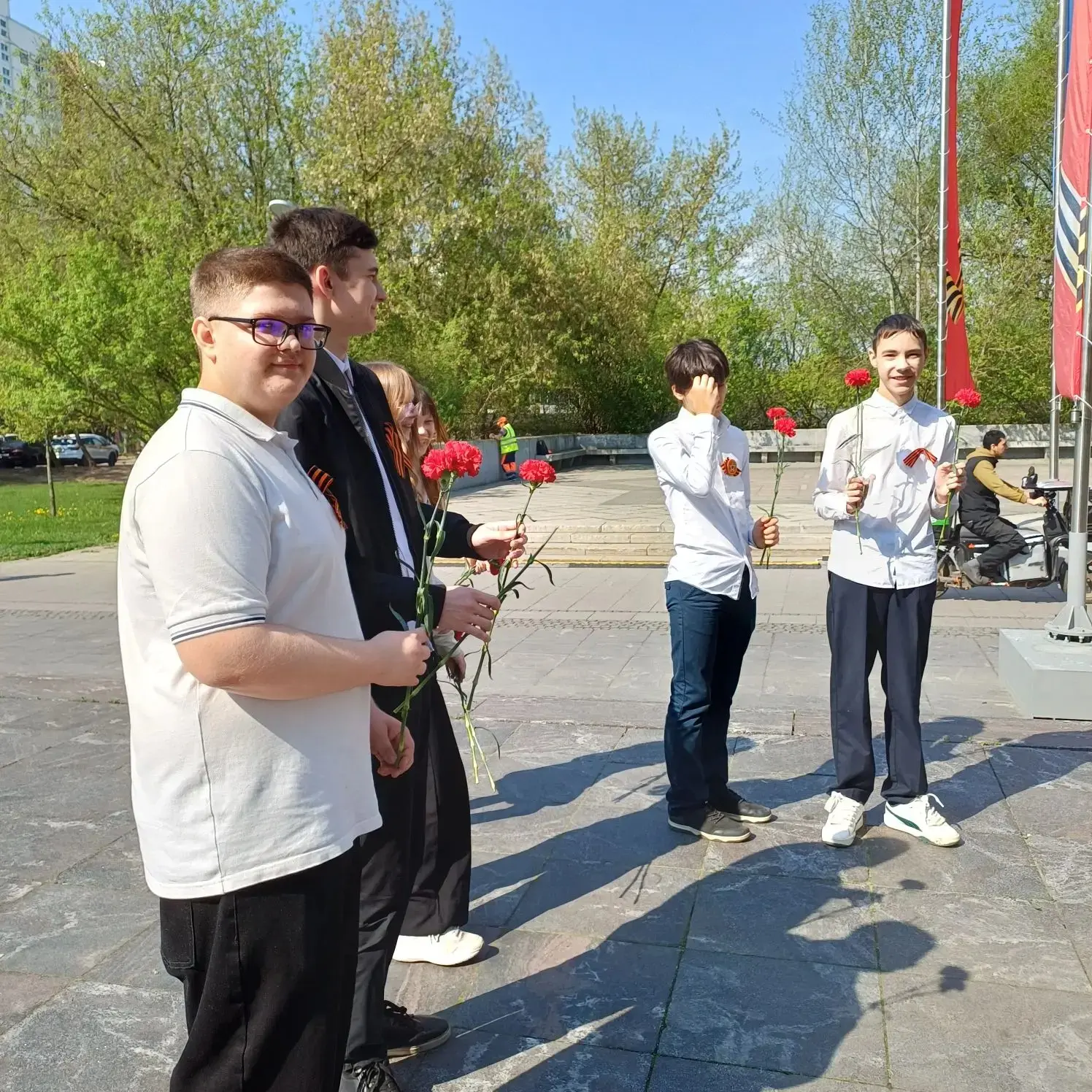 🌹 8«Б» у памятника Мусы Джалиля: тишина, цветы, память  В преддверии 9 Мая ребята почтили память гер